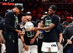 Rookie在雄鹿比赛中出色防守，晋级下一阶段引发热议！赢得满堂喝彩(rookie最新官方消息)-九游体育官网